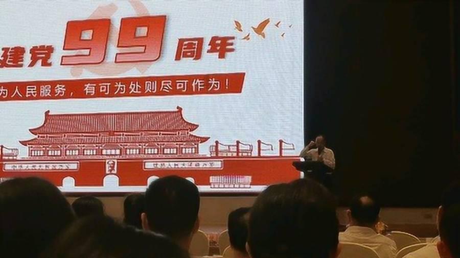 时尚芭比做美甲
